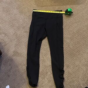 Lululemon size 6. cute leggings -cool bottoms. See pics